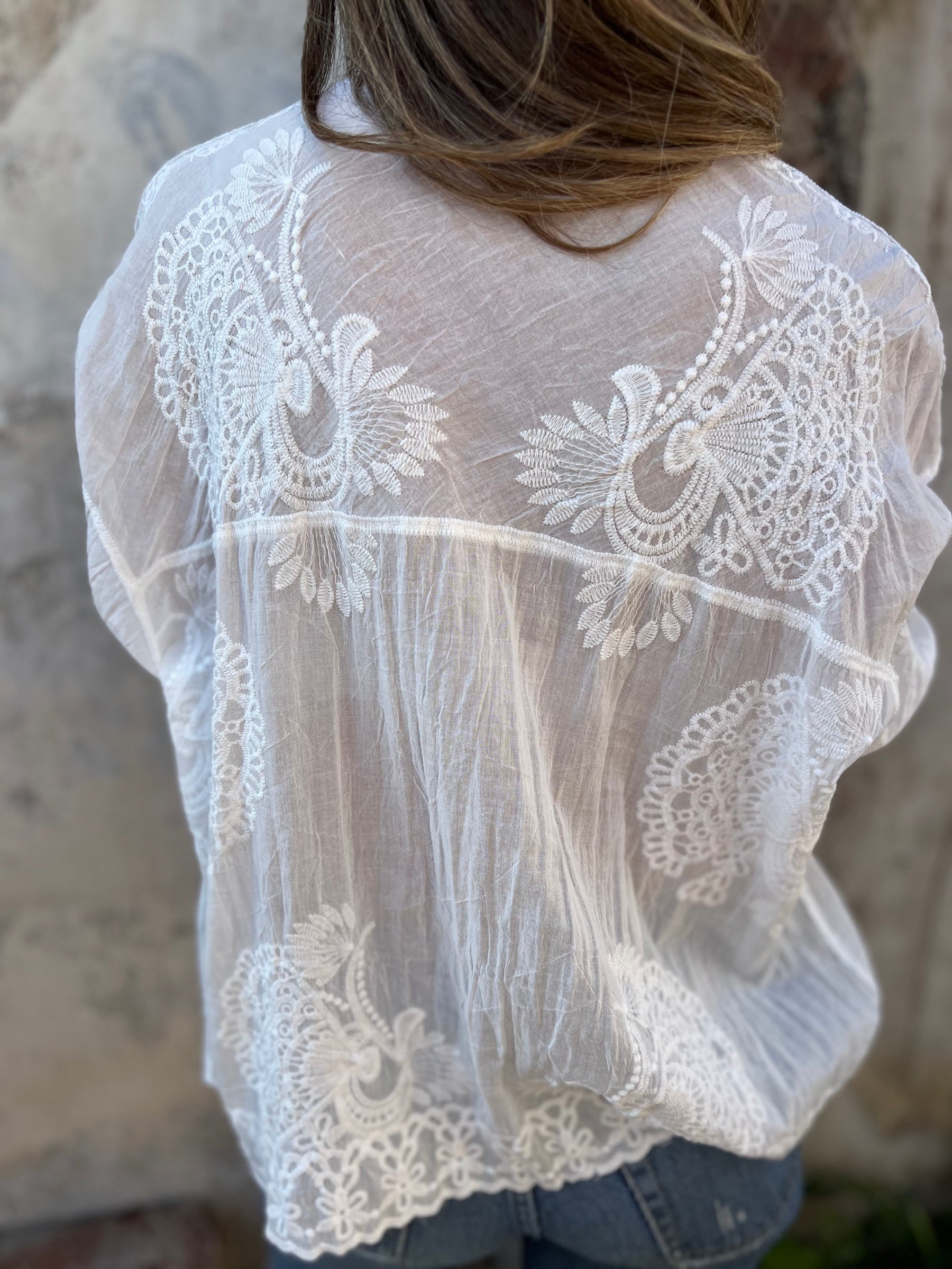 MARGOT | WHITE LACE EMBROIDERED BUTTON-UP BLOUSE