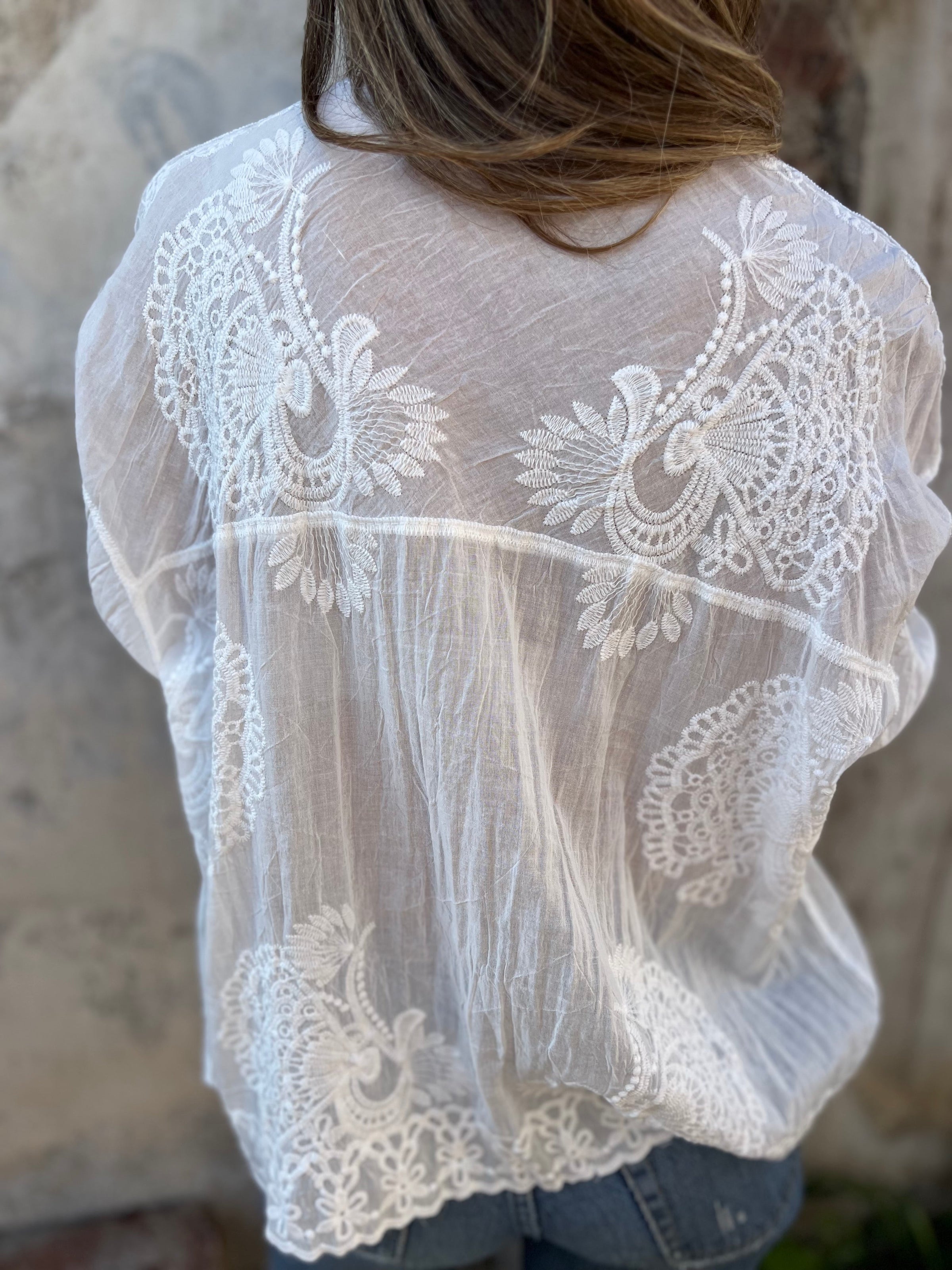 MARGOT | WHITE LACE EMBROIDERED BUTTON-UP BLOUSE