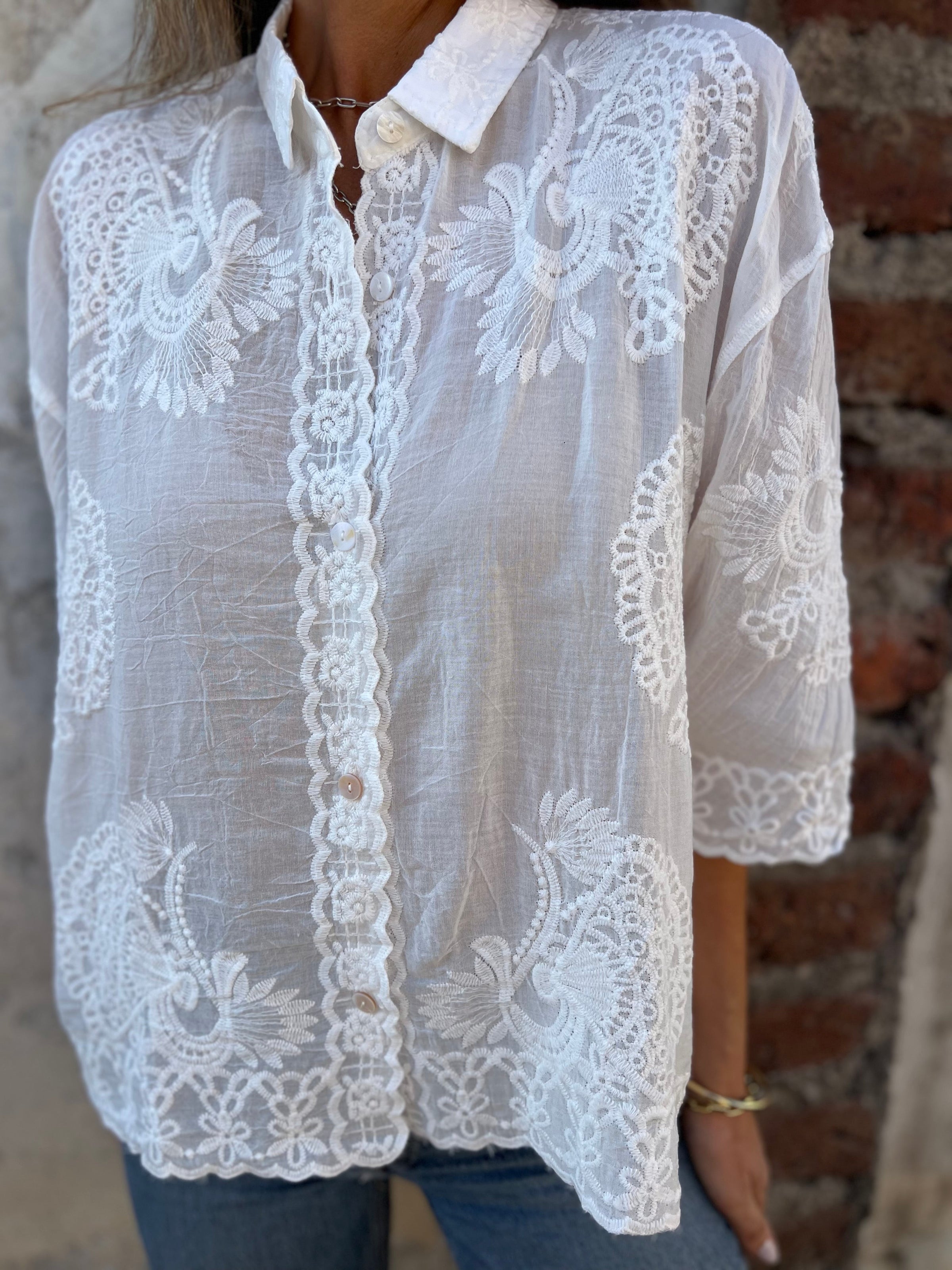 MARGOT | WHITE LACE EMBROIDERED BUTTON-UP BLOUSE