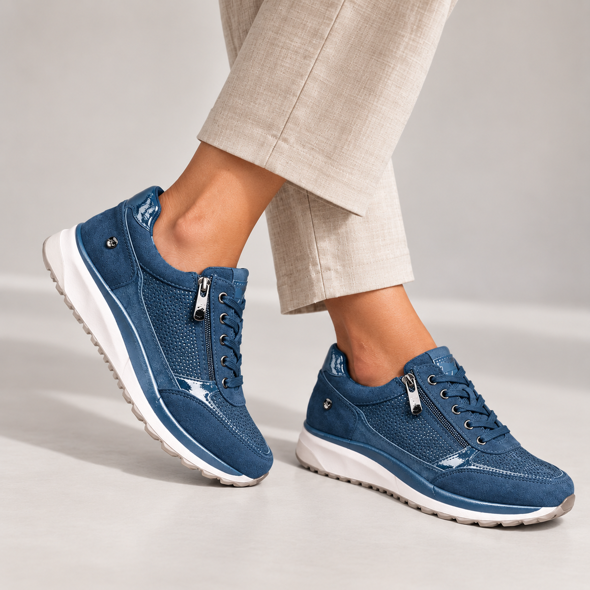 PENELOPE | COMFORTABLE ZIP-UP TRAINERS
