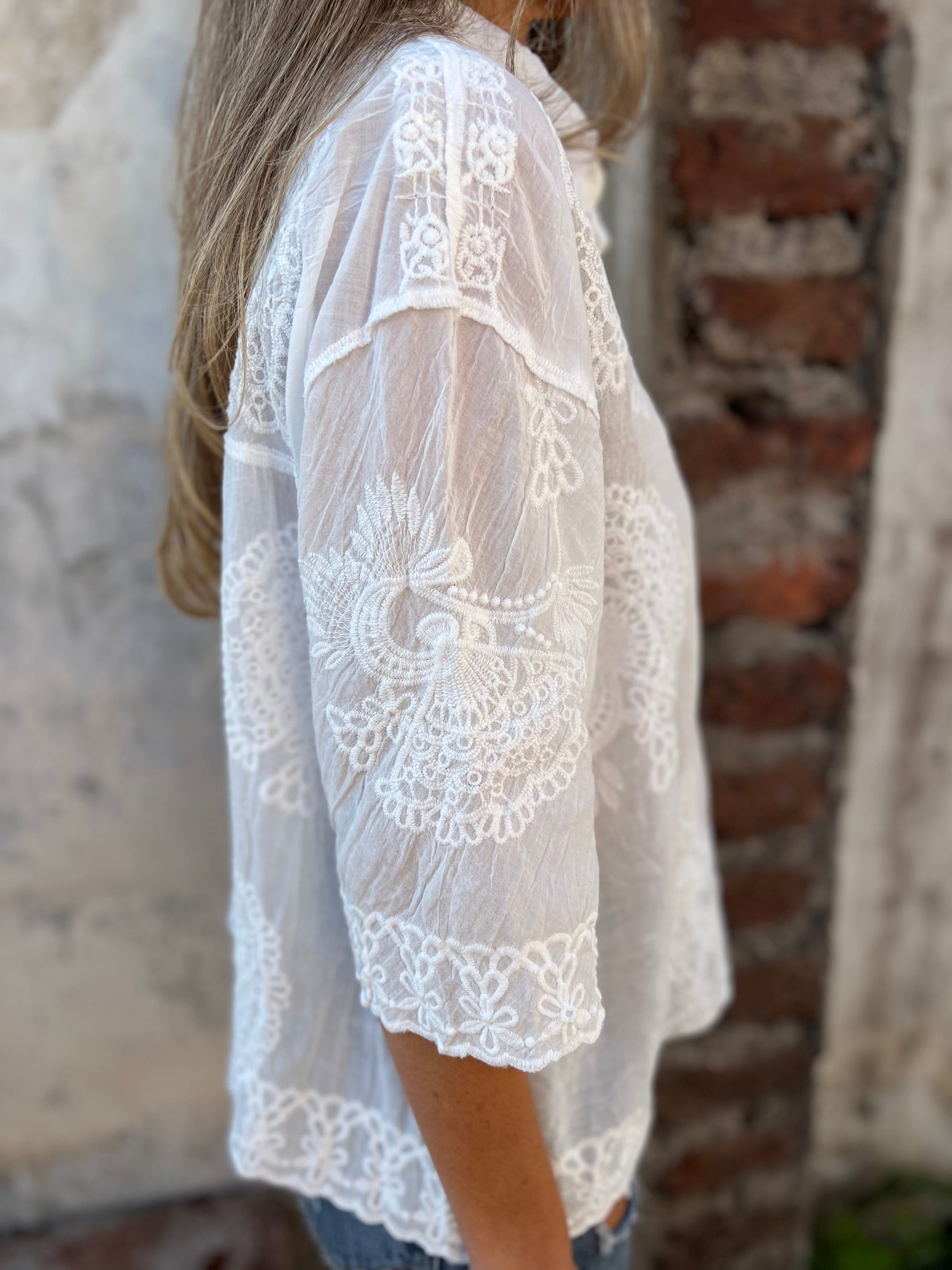MARGOT | WHITE LACE EMBROIDERED BUTTON-UP BLOUSE